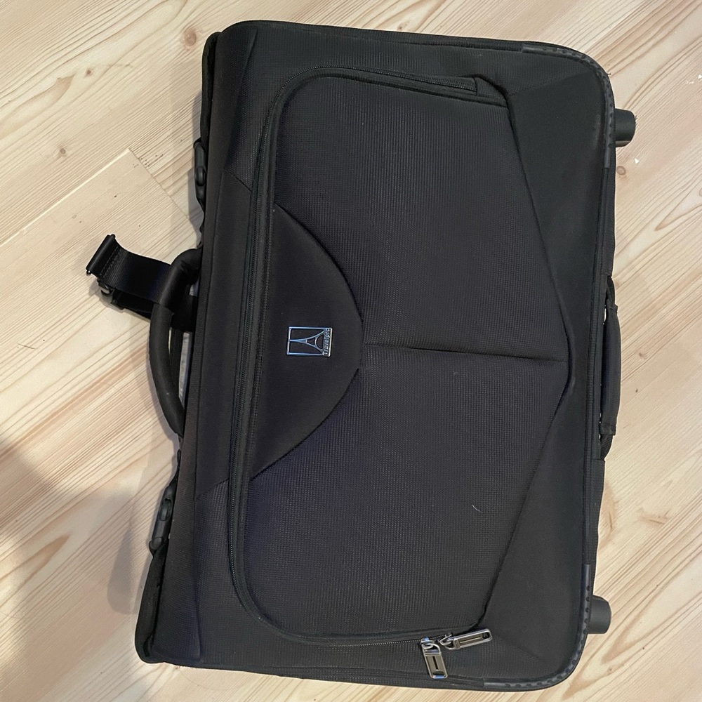 Black travel pro maxlite 5 carry on rolling garmet bag- turn bag